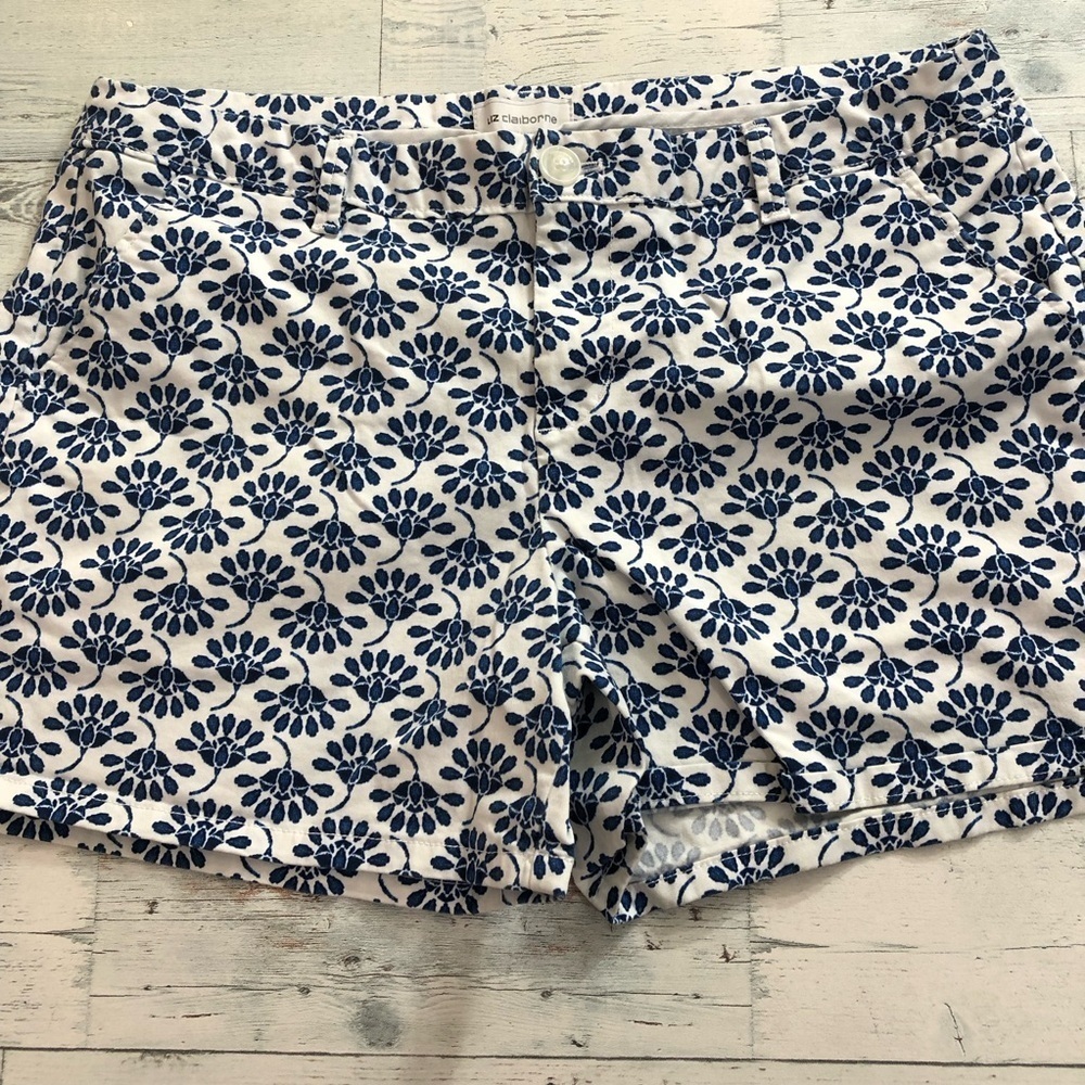 Liz Claiborne White and Blue Patterned Shorts - Picture 1 of 7